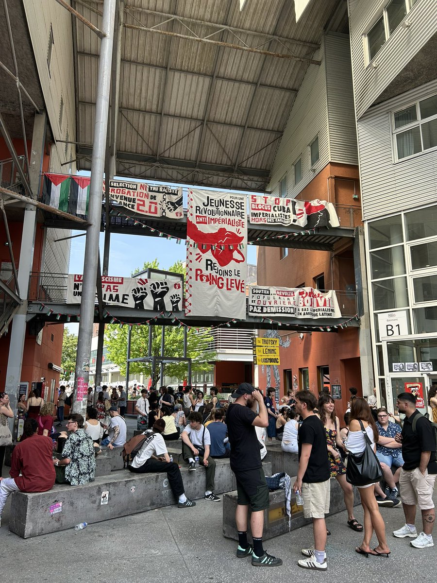 AAnemoyannis's tweet photo. Ce weekend nos Rencontres anti-impérialistes du Poing Levé se sont achevées à Paris 8, complètement redécorée aux couleurs des luttes anticoloniales et du marxisme révolutionnaire. 

Avec 1 600 jeunes réunis partout en France, dont 800 à Saint Denis et de nombreux intervenants internationaux et issus du mouvement social, c'est une grande réussite et la démonstration qu'une partie croissante de la jeunesse est disposée à s'engager et passer à l'action. 

Discussions sur la situation au Moyen-Orient et l'antimilitarisme dans la jeunesse européenne, débats sur la stratégie de lutte contre l'extrême-droite, la gestion coloniale des Outre-mers ou encore le combat contre le fémonationalisme dans le mouvement féministe,… Quand la gauche institutionnelle s'inscrit dans la pure tradition gaulliste anti-US, nos Rencontres ont rappelé que le colonialisme et l’impérialisme sont consubstantiels de l'histoire de France. 

Après avoir obtenu 25 000 voix aux élections CROUS, ces Rencontres étaient pour nous la première étape pour transformer cette influence en force de frappe sur le terrain, prête pour les prochains affrontements et consciente que notre principal ennemi est notre propre impérialisme.   

Prochain défi à relever, aux côtés des autres organisations étudiantes : faire reculer le gouvernement sur son décret raciste "Bienvenue en France". A la rentrée, si un seul étudiant étranger doit payer des frais d'inscription différenciés, les universités seront bloquées !

Pour construire une organisation révolutionnaire dans toutes les facs et lycées du pays, rejoins-nous !