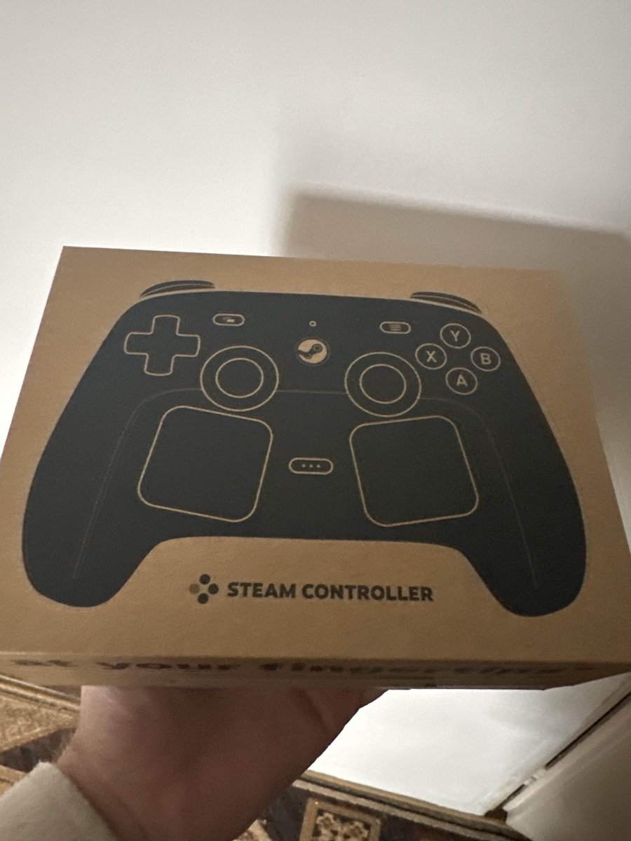 Arczikens's tweet photo. Dwa analogi, parę przycisków.
Czym tu się zachwycać? #SteamController https://t.co/HBHSjAptXT