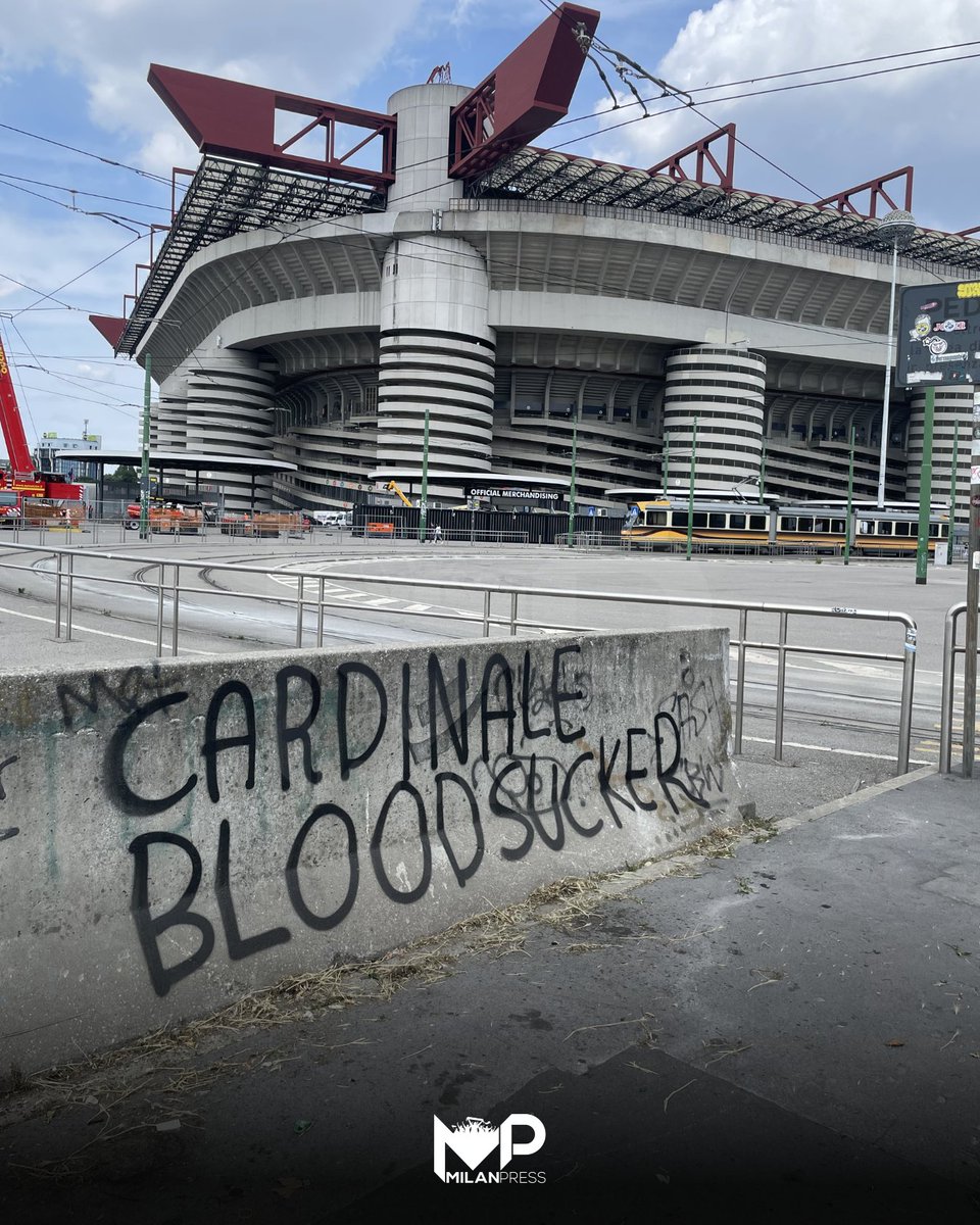 MilanPress_it's tweet photo. Messaggi sparsi dai tifosi, attorno a San Siro.

📸 https://t.co/uiVXiGWBNH

#milan #milanpress https://t.co/SXZzAi6ZP0