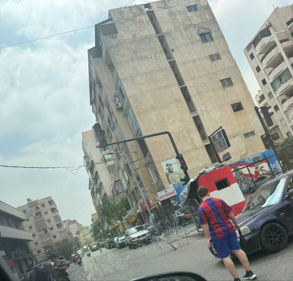 zaazoozee's tweet photo. فتحوا حرب مش قدها، هجّروا العالم بنص الليل، وبدن يانا نكون ولاية إيرانية إسلامية غصب عنا. واليوم لما الناس تسكر مناطقها لتحمي حالها من هالتهور بيطلعوا يتباكوا. زمن المظلومية وبكائيات المقاومة انتهى.
كل واحد يقلع شوكه بإيده https://t.co/qpRhDE5T9l