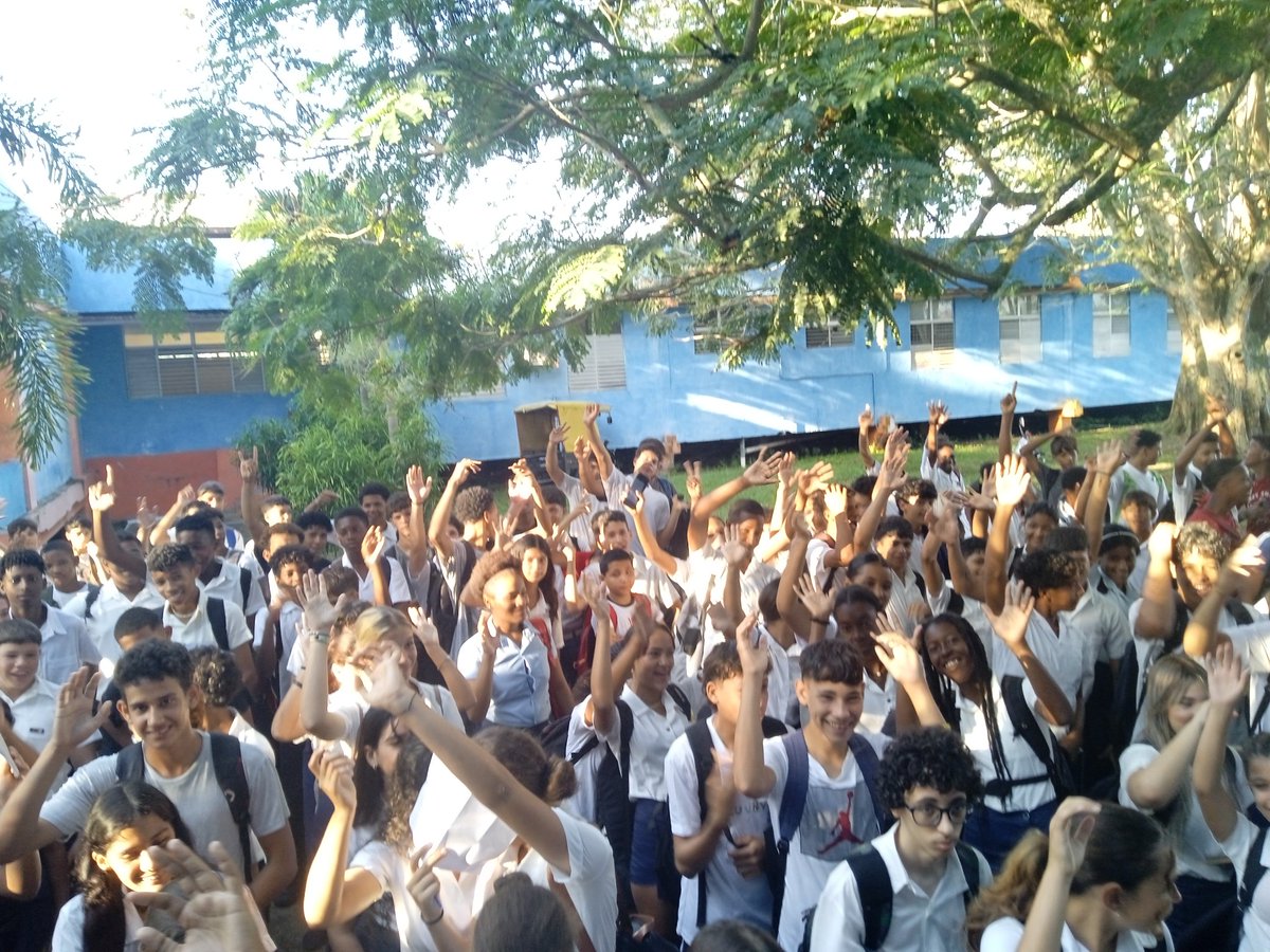 SsSecundaria's tweet photo. Termina un curso q nos llena de satisfacción el deber cumplido de formar buenos atletas y estudiantes.#SanctiSpíritusEnMarcha @Magdeyvis11 @AlexisLorente74 https://t.co/kzu92ysGoN