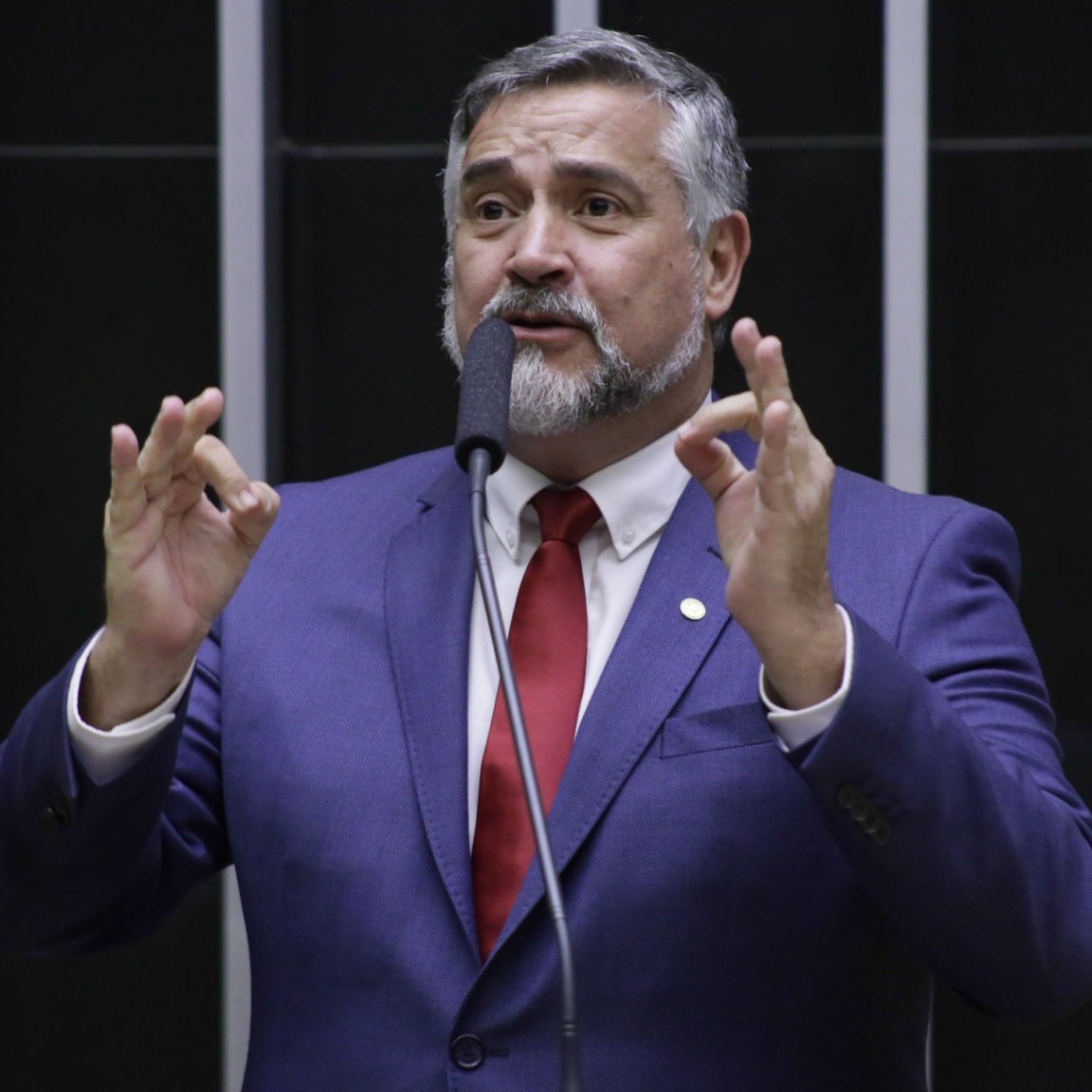 republiqueBRA's tweet photo. 🛠️ 😬 Defensor do fim da escala 6x1, o deputado Paulo Pimenta, líder do governo na Câmara, teve empresa condenada por violações trabalhistas; o caso mais grave envolveu uma ex-funcionária de um posto de combustíveis que relatou jornadas de até 48 horas semanais, acima do limite constitucional de 44 horas.