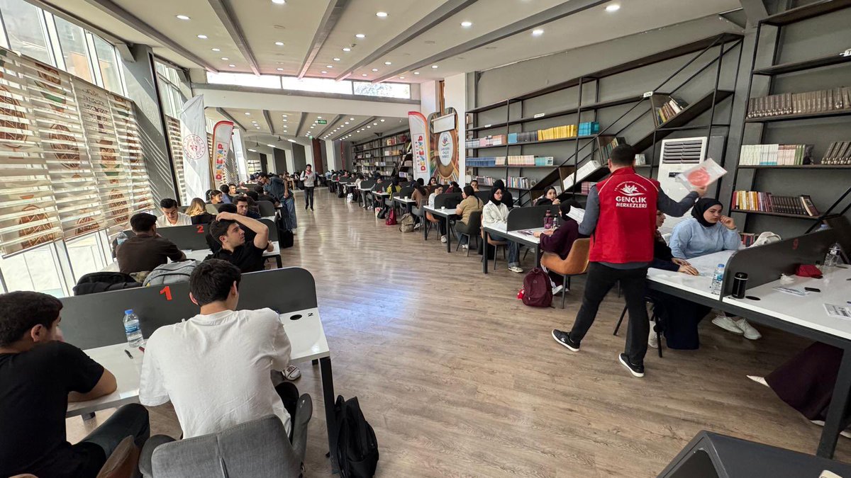 SanliurfaGm's tweet photo. KPSS ve AGS öğrencilerimize özel KPSSve AGS denemeleri Gençlik Merkezimizde! 📚 Denemeler sonrasında rehber hocamız, her öğrencinin güçlü yönlerini ve geliştirilmesi gereken alanlarını analiz ederek, başarıya giden yolu birlikte çizecek. Başarı burada başlar! 🔑🎯 https://t.co/kcdnrJ8lGV