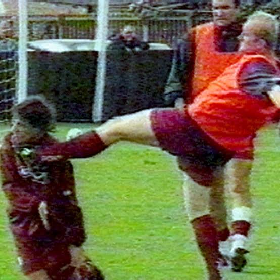 Jk6315's tweet photo. @heraldscotland Like we give a fk . Hartson spoke for us all . Wee wank https://t.co/O9UQOnRAFh