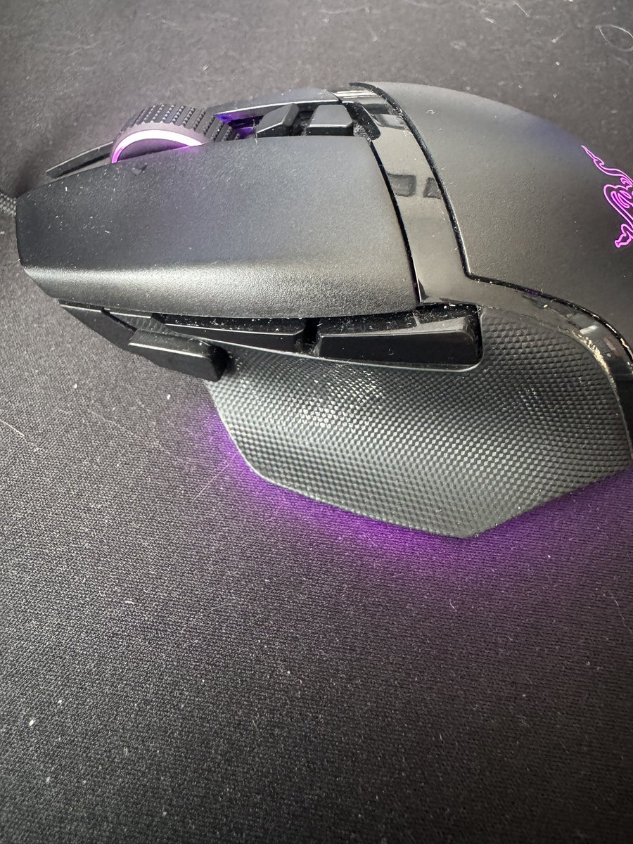 Dylanizer's tweet photo. Ho comprato un mouse sapendo fosse usato e pagandolo un po’ meno… vorrei comunque ringraziare (sarcasticamente) chi l’ha reso e chi l’ha rivenduto senza neanche pulirlo.
NON É COSÌ che si rende un prodotto e sicuramente NON É COSÌ che si rivende un prodotto usato. @AmazonIT https://t.co/8QRXw4HAdD