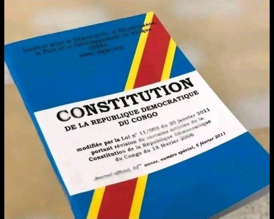 MatwikaP's tweet photo. De l'histoire politique immédiate de la #RDC, il en ressort que @VitalKamerhe1 est utilisé comme force d’appoint pour légitimer le parti présidentiel, mais relégué une fois l’objectif atteint.

La base de son parti considère que le parti présidentiel ne tient jamais aux engagements librement consentis. En 2018, Kamerhe et son parti acceptent de soutenir @fatshi13. Résultat : incarcération. En 2023, il accompagne encore le Président. Conséquence : humiliation à @AssembleeNatRDC.  

En 2026, le débat sur la révision constitutionnelle expose de nouveau Kamerhe et son parti à un dilemme : accompagner ou rester observateur, sachant que l’UDPS a souvent manqué à ses engagements ?

Les humiliations de 2018 et 2023 sont gravées dans la conscience des militants et ses partisans, de sorte que toute nouvelle alliance sans garanties serait perçue comme une trahison.  

Le silence actuel de Kamerhe sur la révision constitutionnelle traduit une volonté de ne pas s’immiscer dans un débat qui divise son parti et une partie de l’opinion.  

Dans plusieurs pays africains (Cameroun, Ouganda, Zimbabwe), des leaders ayant accepté des alliances sans garanties ont vu leur base se dissoudre ou se radicaliser contre eux. Kamerhe, qualifié d’“intemporel”, doit préserver son héritage politique en évitant de répéter les erreurs du passé.  

La jeunesse de l’UNC, plus indépendante et vigilante, rejette les pratiques de confiscation du pouvoir et exige discipline, transparence et respect des engagements, notamment :

1. une place claire et respectée de l’UNC dans les institutions ;
2. des accords annoncés devant le peuple et la base de l’UDPS, pour éviter toute manipulation, 3. 3. protéger l’image et l’héritage politique de Kamerhe ;
4. et enfin, formaliser les engagements afin de renforcer la transparence et la confiance.  

L’histoire démontre que sans gages clairs et contraignants, tout accompagnement de l’UDPS par Vital Kamerhe conduit à l’affaiblissement de l’UNC et à l’humiliation de son leader.
 
La ligne politique à défendre est donc : accompagnement assorti des garanties institutionnelles et publiques, afin de préserver la crédibilité de Kamerhe et la cohésion de sa base. @clusakueno @actualitecd @AppelsActu @StanysBujakera @simeonisako13