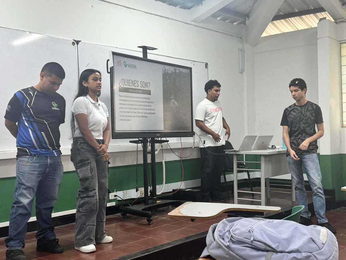 ucevacol's tweet photo. El Programa de Ingeniería Industrial de la UCEVA realizó la socialización de los Proyectos Integradores del periodo 2026-1, un espacio académico donde estudiantes de diferentes semestres demostraron sus competencias en la formulación de soluciones, optimización de procesos, productividad, sostenibilidad e innovación aplicada al entorno organizacional. 💡🏭

Durante estas jornadas se evidenció el compromiso de nuestros futuros ingenieros industriales con el desarrollo estratégico de las organizaciones, integrando conocimientos técnicos, pensamiento crítico, trabajo colaborativo y visión sistémica para responder a los desafíos de la industria actual. 👷‍♀️👷‍♂️📊