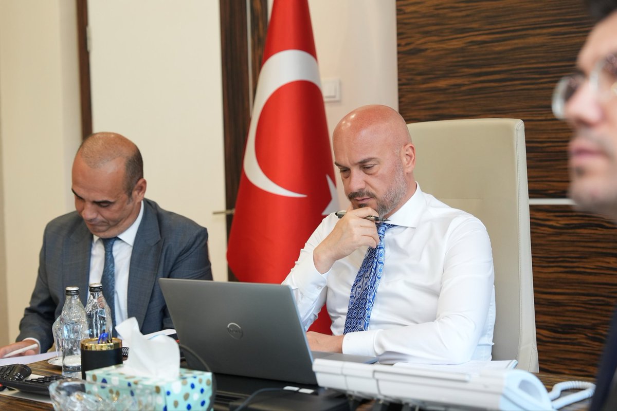 ecakmakdhmi's tweet photo. Yönetim Kurulu üyesi olmaktan memnuniyet duyduğum ACI EUROPE’un 147. Yönetim Kurulu Toplantısı bugün çevrim içi olarak gerçekleştirildi.

Toplantıda; 2025 mali yılı kesinleşen hesapları, 2026 yılı mali tahminleri, 2027 bütçe taslağı, kurumsal işleyişe ilişkin değerlendirmeler, üyelik yapısındaki güncel gelişmeler ve Prag’da düzenlenecek Genel Kurul hazırlıkları ele alındı.

Avrupa havacılık sektörünün ortak gündemine katkı sunan, stratejik önceliklerin ve gelecek dönem çalışmalarının değerlendirildiği toplantının hayırlı olmasını diliyor; başta ACI EUROPE yönetimi olmak üzere tüm katılımcılara teşekkür ediyorum.