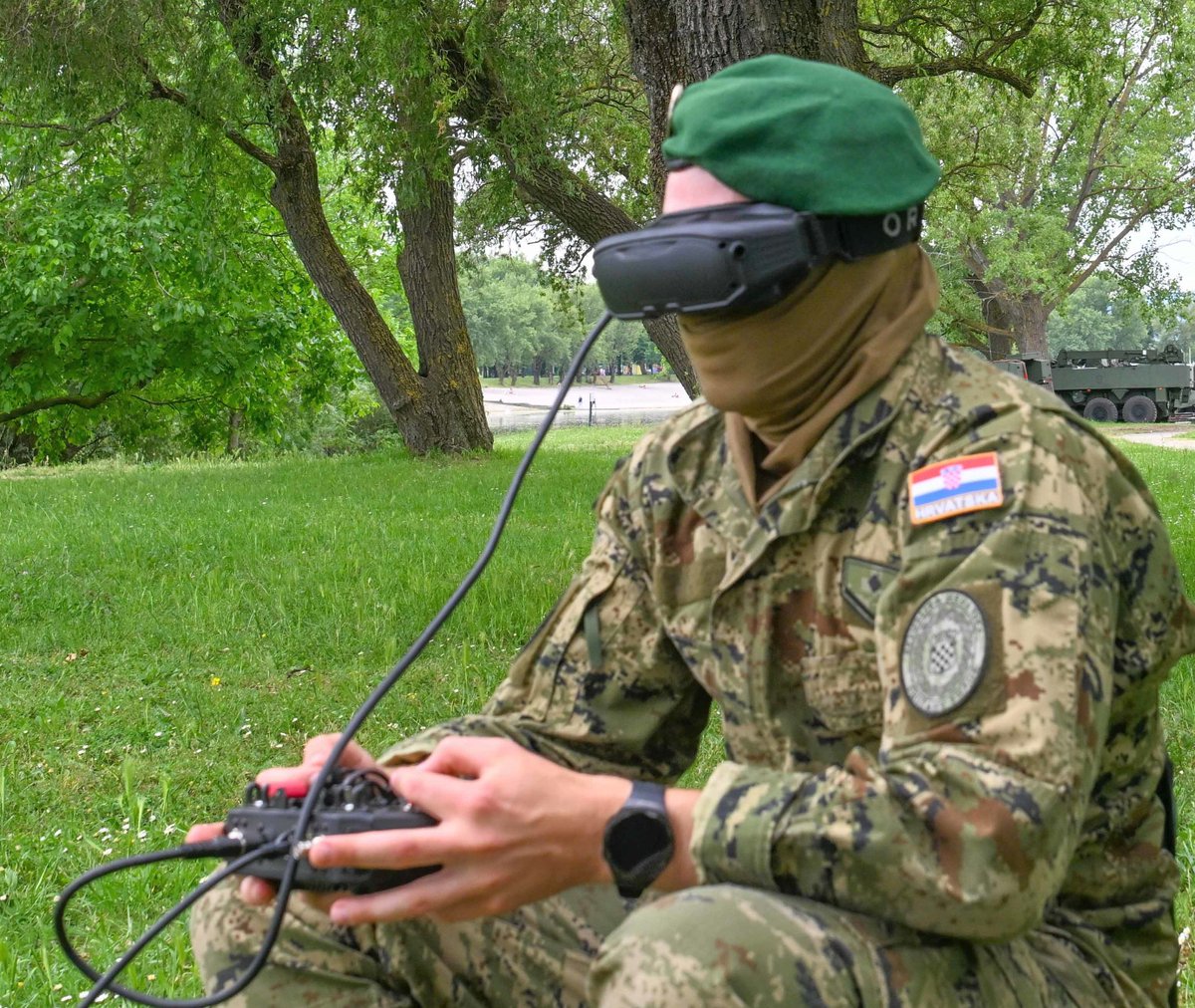 putnik833's tweet photo. Primjenom stotina tisuća FPV dronova Hrvatska vojska danas projicira kontinuiranu kill-zone dubine 10–35 km od glavne crte bojišnice. Gustina izviđačko-borbenih dronova u tom pojasu stvara uvjete u kojima je preživljavanje neprijateljske žive sile i tehnike praktički nemoguće. https://t.co/xJPvJvAknh