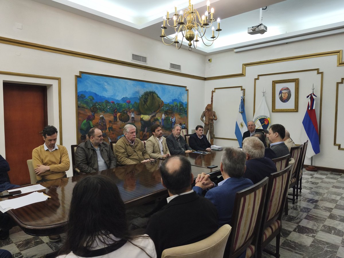 CEMISIONES's tweet photo. Ahora en Casa de Gobierno dirigentes de todo el arco económico de #Misiones nos reunimos con @passalacquaok

Planteamos temas urgentes para acompañar la delicada situación del empresariado #pyme en Misiones👇🏻 https://t.co/qK533362za