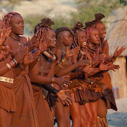 Cultination1's tweet photo. 🇳🇦👩🏾‍🦱🚿Les femmes Himba ne se LAVENT avec de l’eau qu’une seule fois dans leur vie : le jour de leur MARIAGE.

Le peuple Himba, vivant dans les régions désertiques du nord de la Namibie, a développé des pratiques d’hygiène adaptées à l’extrême rareté de l’eau. Les femmes himba NE SE LAVENT avec de l’eau qu’une seule fois dans leur vie : le jour de leur MARIAGE.

Au quotidien, elles pratiquent le « bain de fumée » : elles BRÛLENT des herbes aromatiques et s’en enveloppent dans une couverture pour purifier leur peau.

Elles S’ENDUISENT également chaque jour d’otjize, un mélange de beurre de vache et d’ocre rouge qui protège la peau du soleil, l’hydrate, REPOUSSE  les insectes et leur donne leur célèbre couleur rouge-orange. 
(Times Of India)