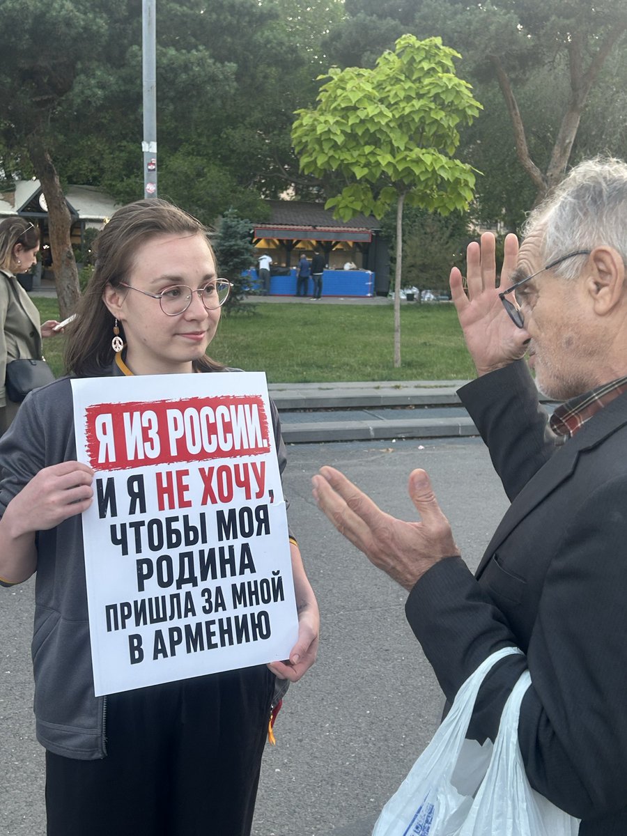 chebykin_d's tweet photo. В Ереване продолжаются акции россиян против вмешательства Кремля в выборы в Армении.

На этих выходных выходили к опере (наша любимая точка) и к рынку Вернисаж

На меня вы уже насмотрелись, поэтому ловите и других прекрасных ребят и девчат! https://t.co/XySzcSy8fM