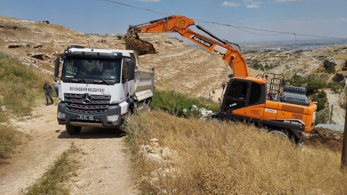 SBBBCEVREKORUMA's tweet photo. Ş.B.B. Çevre Koruma ve Kontrol Daire Başkanlığı olarak ekiplerimizce merkez derelerimizde ve  gübre atıklarından oluşan olumsuzluklar ve görüntü kirliliğini önlemek amacıyla temizlik çalışmalarımız devam ediyor. @sanliurfabld 
@MithatCanKutluc @halilaldeniz_ @aytekin_ey41318 https://t.co/aBI0P8NfKo