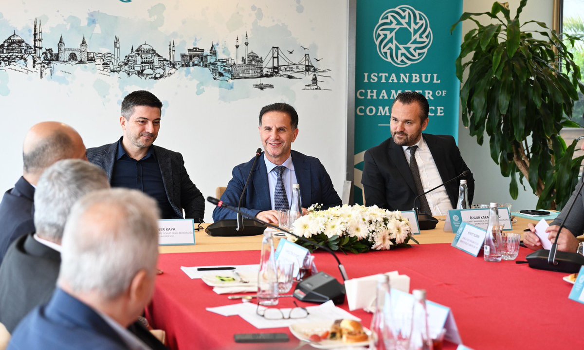 Hidayetyld's tweet photo. İstanbul Ticaret Odası, Taşıt Kiralama ve İlgili Hizmetler Meslek Komitesi olarak düzenlediğimiz “Motorlu Kara Taşıtlarının Kiralanması Hakkında Yönetmelik” çalışma toplantısını Mayıs ayında gerçekleştirdik.

İTO Yönetim Kurulu Üyesi Sayın Dr. Salih Sami Atılgan’ın başkanlığında gerçekleştirdiğimiz toplantıda; Ticaret Bakanlığı İç Ticaret Genel Müdür Yardımcısı Sayın Soner Kaya ve Ticaret Bakanlığı İç Ticaret Genel Müdürlüğü Otomotiv Dairesi Başkanı Sayın Özgür Karacaoğlu’nun katılımlarıyla sektörümüzün gündemindeki önemli başlıkları değerlendirdik.

Yetkilendirme süreçleri, şubelerin ruhsatlandırılması ve sicil kayıtları, kış lastiği, çocuk koltuğu, ödeme ve provizyon süreçlerinde yaşanan sorunlar ile çözüm önerilerini kapsamlı şekilde ele aldık.

Taşıt kiralama sektörünün daha sürdürülebilir, düzenli ve güçlü bir yapıya kavuşması adına kamu kurumlarımızla sektör temsilcileri arasında kurulan bu yapıcı diyaloğu son derece kıymetli buluyorum.

Toplantıya katkı sunan tüm kamu temsilcilerine, İTO yöneticilerimize, meclis üyelerimize, meslek komitemize ve sektör paydaşlarımıza teşekkür ediyorum.