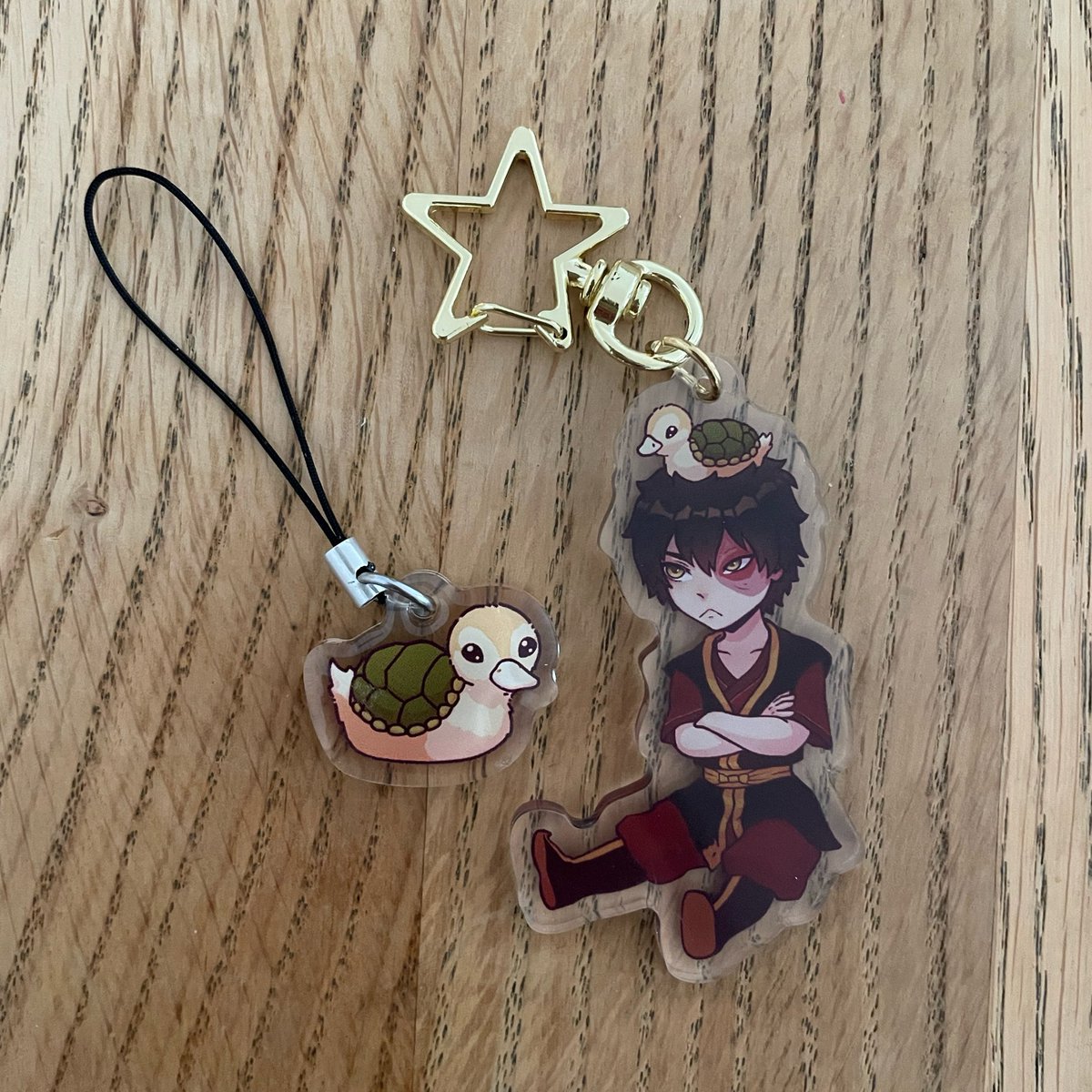 ukeusui's tweet photo. anche questo super importante 1) quel link in quell’artstyle è la mia vita. 2) SK8 MERCH NELL’ANNO DI CRISTO 2026 LIFE IS WONDERFUL… e 3) wasn’t supposed to buy the turtleduck phonecharm ma ho avuto una lovely convo con l’artista e l’ha scontato per farmelo prendere!!! :-( 💘💘 https://t.co/7kDBS1udX2
