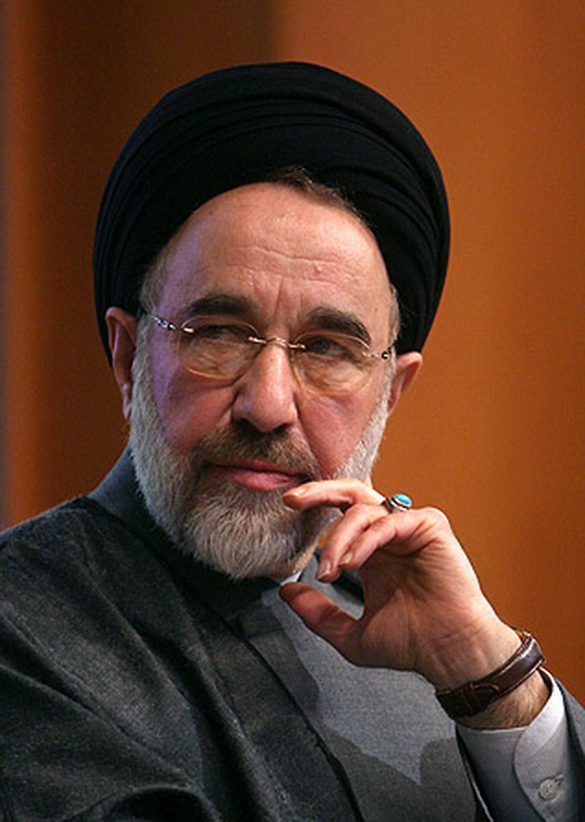 behnam_ir's tweet photo. عکس‌های مراسم ترحیم خواهر آقای #خاتمی را می‌دیدم.
به این فکر می‌کردم چه چیزی باعث می‌شود یک نفر بعد از گذشت حدود دو دهه از ریاست جمهوری‌اش، نه تنها منزوی نشود بلکه محبوبیت و مقبولیت‌اش بین گروه‌های مختلف سیاسی افزایش پیدا کند؟ https://t.co/UOturQkjYX