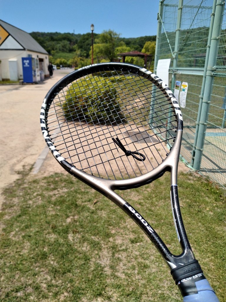 hiro555max's tweet photo. 昨日は日中5時🎾
他県からも参加いただき盛り上がりました😊差し入れもいっぱい頂きあリがとうございました🙇

古いラケットをお持ちの方がいました！DUNLOPの200Gは初めて目にしました🧐かっこいい✨330gらしい😅 https://t.co/HuqkGbHKm4