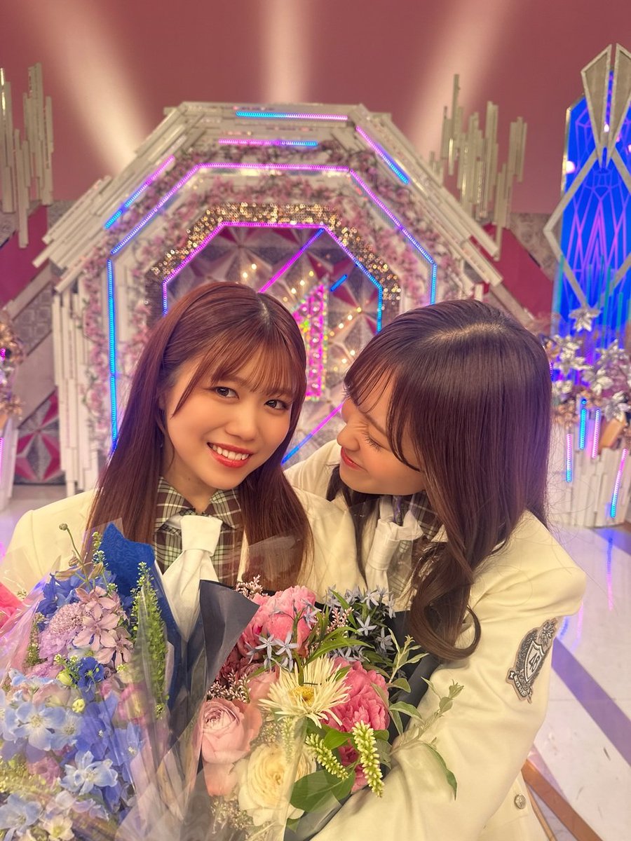 maotsuri's tweet photo. the way she looks at her i cant😭😭😭😭😭😭😭😭😭😭💔😭😭😭😭😭😭😭😭😭😭😭💔💔😭😭😭😭 https://t.co/Ncegf8Kawq