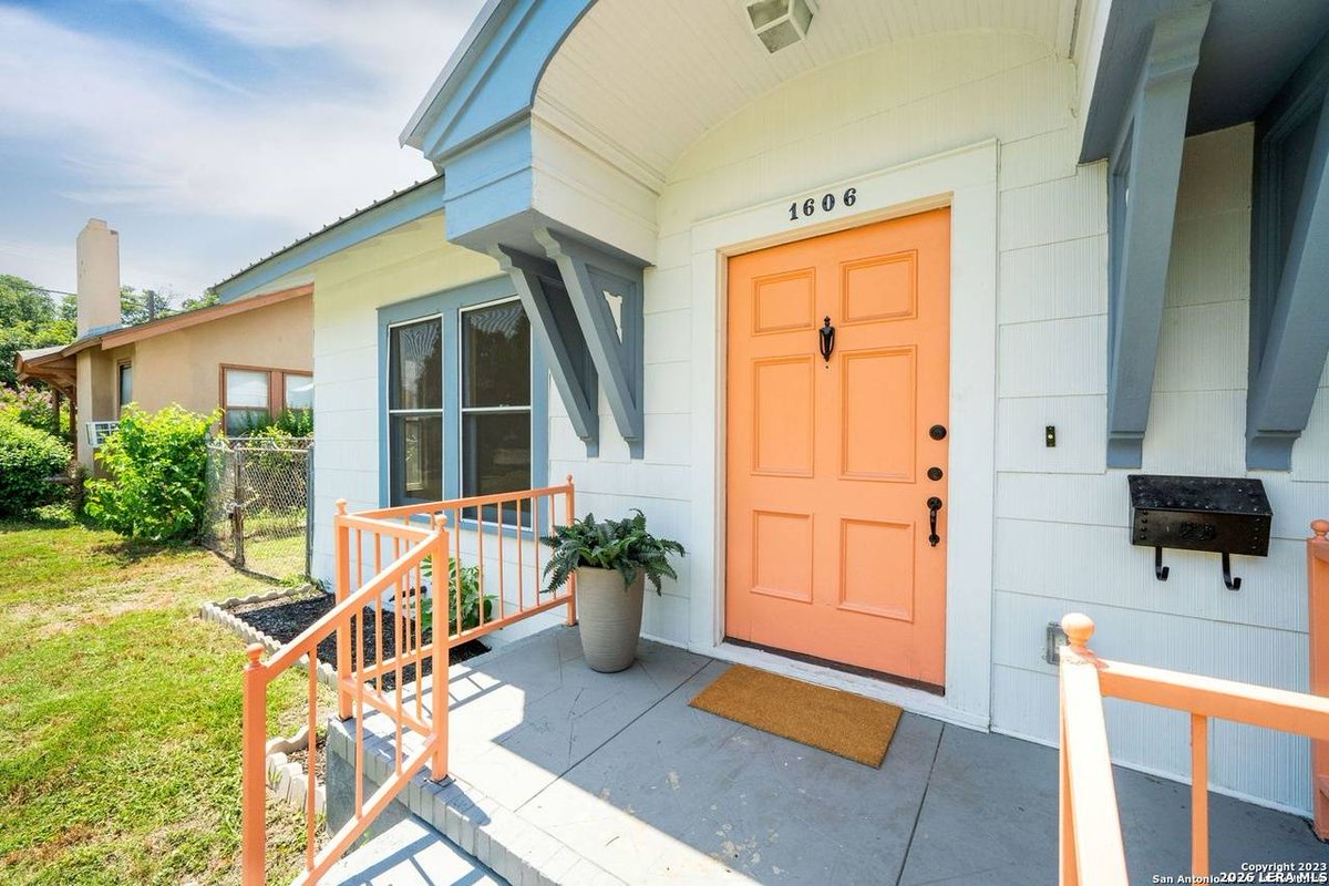 TheAnaBanda's tweet photo. Lunes Listing! 
1606 W Mulberry Ave, San Antonio, TX 78201 is a fantastic property with 4 bedrooms and 3.0 bathrooms.
See more here: https://t.co/mPQi4ONS5l https://t.co/FGLtb9qC1q