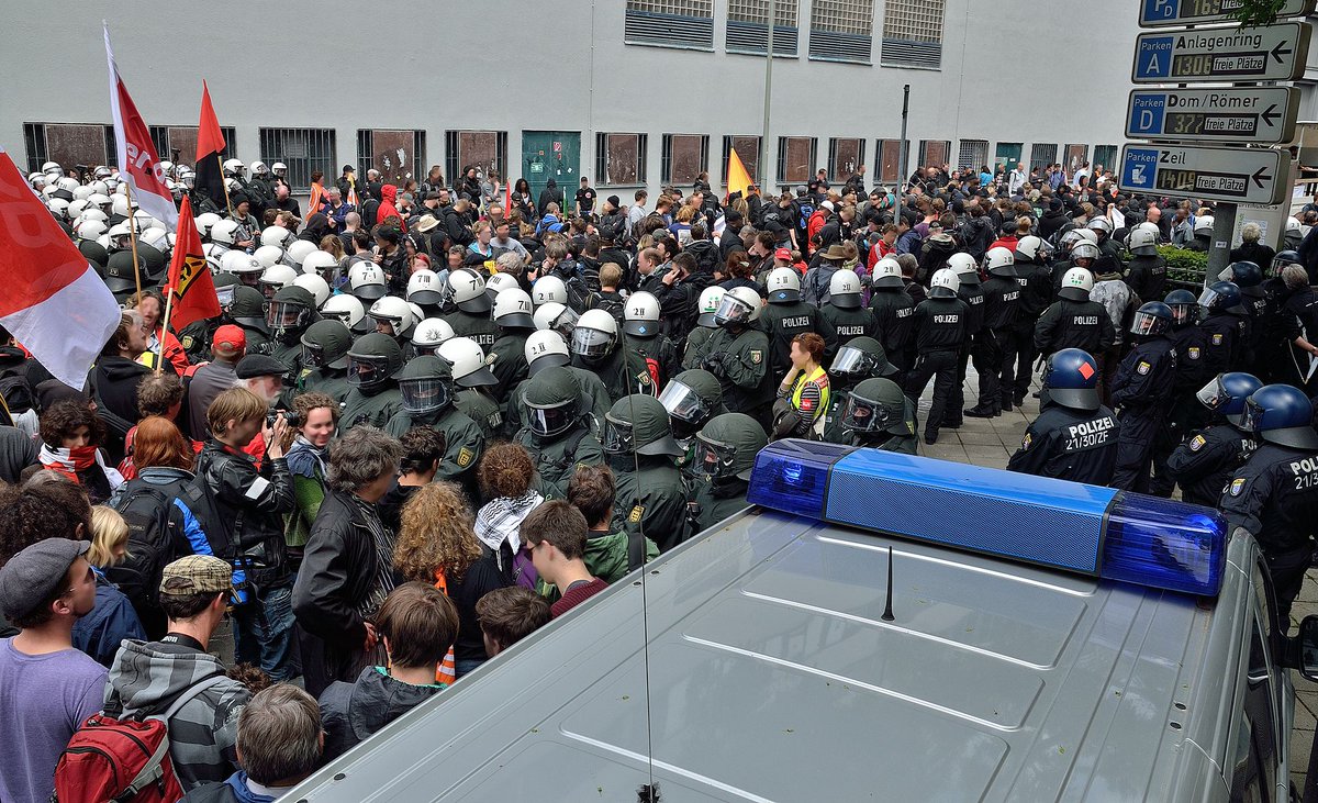 KOstberl's tweet photo. 01.06.2013 Im Rahmen der Blockupy-Proteste in FFM kam es bei der großen Abschluss-Demo mit ca. 20000 Menschen zu einem großen Kessel aufgrund von angeblicher Vermummung. Dabei kam es zu Ausseinandersetzung mit den Cops. #radicalpast
https://t.co/StSUgIQ0X6
https://t.co/qNo4capIuV https://t.co/RkECPXcF4y