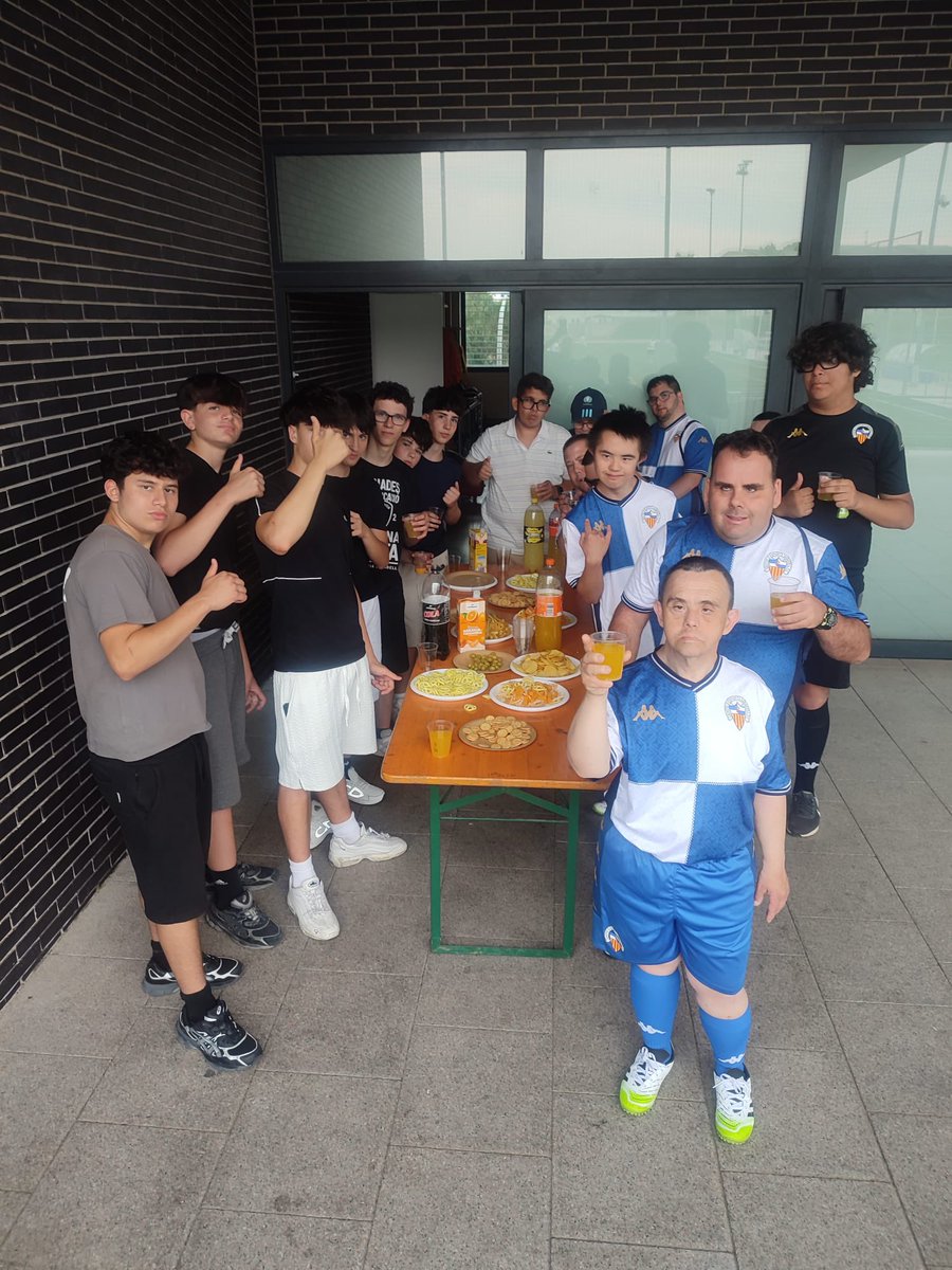 FutBaseCES's tweet photo. 😁 Com gaudim veient així al @CESInclusiu!

🔝 Els Inculsius Verd i Groc van passar una gran tarda de dissabte amb els alumnes de l’Escola Vedruna el Carme

👏🏻 Aquests moments són el millor del futbol! https://t.co/ayEv7YGhww