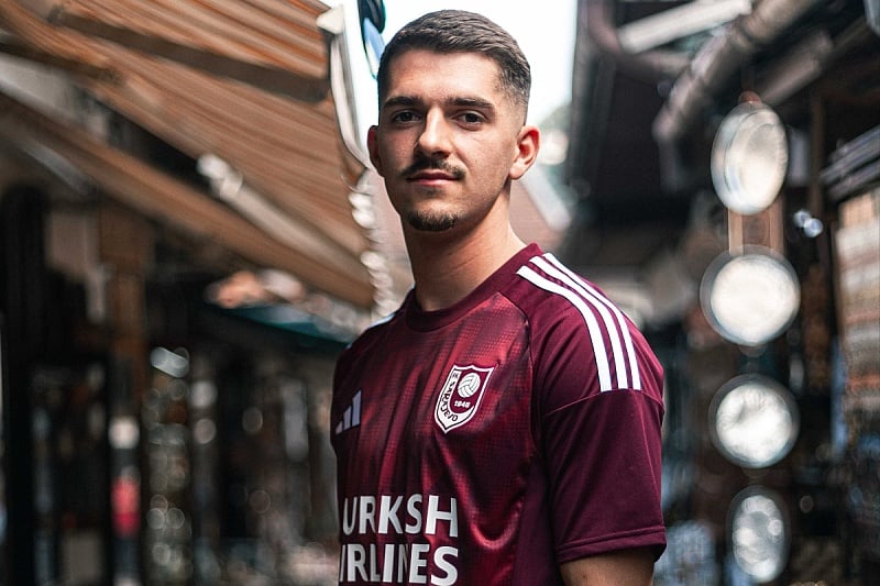 PLBiHUpdates's tweet photo. Filip Kosi (23) joins FK Sarajevo from NK Aluminij. 🔴⚪
The Slovenian left-back arrives after a strong season with Aluminij and is expected to add competition and depth on the left side of Sarajevo's defense. https://t.co/RdaAETfyWh