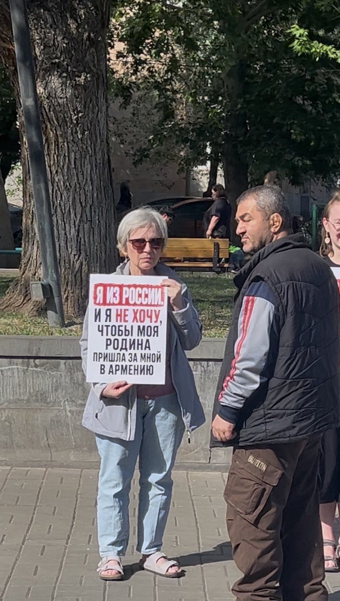 chebykin_d's tweet photo. В Ереване продолжаются акции россиян против вмешательства Кремля в выборы в Армении.

На этих выходных выходили к опере (наша любимая точка) и к рынку Вернисаж

На меня вы уже насмотрелись, поэтому ловите и других прекрасных ребят и девчат! https://t.co/XySzcSy8fM