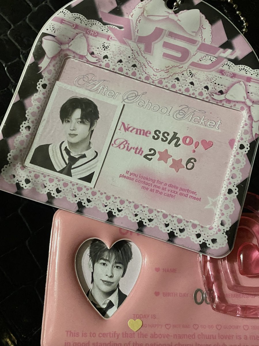 hanyangbi's tweet photo. i rlly <3 decorating my bags 💞 https://t.co/K6d4AaOZ6n