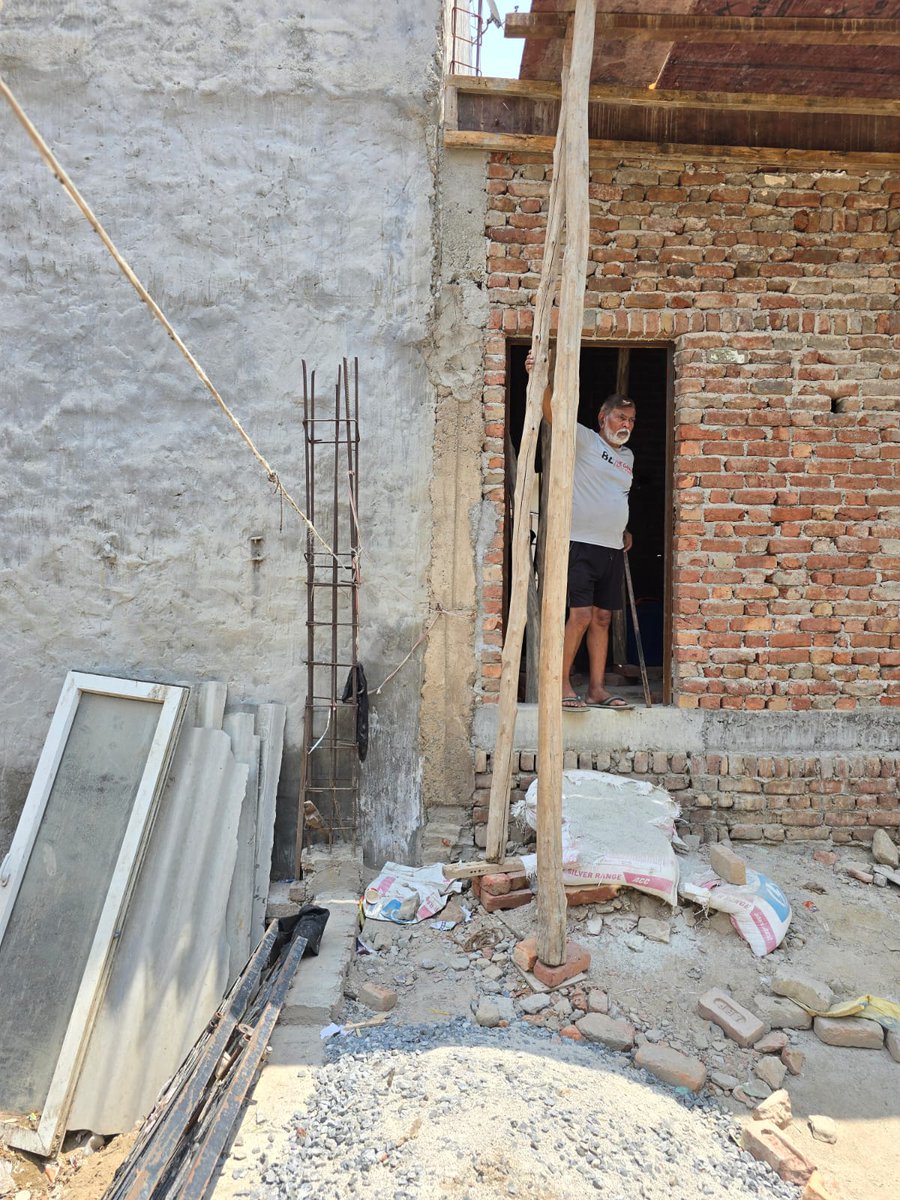 akm9945's tweet photo. @noidapolice @CP_Noida @Uppolice "Urgent attention needed! Illegal construction and open encroachment on government land in Chotpur Colony, Sector-63, Noida. Neighbor is unlawfully projecting a balcony on public land and installing a gate touching my boundary. Danger of dispute. https://t.co/y2PB9ii6Ev