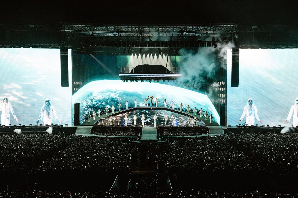 PopCulturetini's tweet photo. Entiendan de una vez tini hace shows en estadíos por lo enorme que es el escenario en una arena un teatro no entraría algo de este calibre ustedes piensan que tini le importa el sold out en este momento ella quiere que su fans y público tengan un Show cómo se merecen siempre dijo https://t.co/5tW0tyXVXz