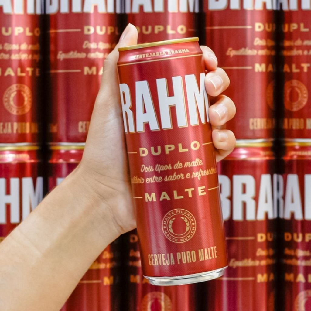 canalantenados's tweet photo. A Ambev anunciou que, caso o Brasil conquiste o hexacampeonato na Copa do Mundo de 2026, a cerveja Brahma será distribuída gratuitamente em todo o país. O benefício poderá ser resgatado pelo aplicativo Zé Delivery, em supermercados participantes e em bares credenciados. Cada CPF terá direito a um resgate, reforçando a ação como uma grande campanha de celebração nacional.