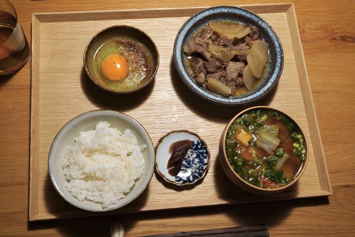 29ousay's tweet photo. 牛肉と大根を炊いたやつです。あとは卵かけご飯やら味噌汁やら奈良漬やら。 https://t.co/QfvbhMRFhE