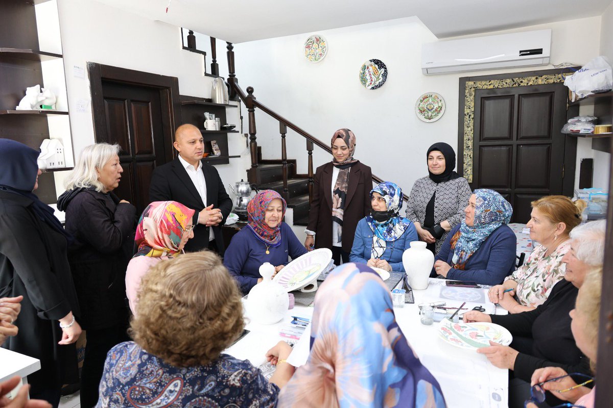 onalahmet71's tweet photo. Kadınlarımızın emeği, sabrı ve yeteneğiyle hayat bulan Çini Atölyemizi ziyaret ettik.

Belediyemiz bünyesinde faaliyet gösteren atölyemizde birbirinden güzel eserler ortaya koyan kursiyer kadınlarımızla bir araya gelerek sohbet ettik, çalışmalarını yakından inceledik. https://t.co/5yhiYBiLyJ
