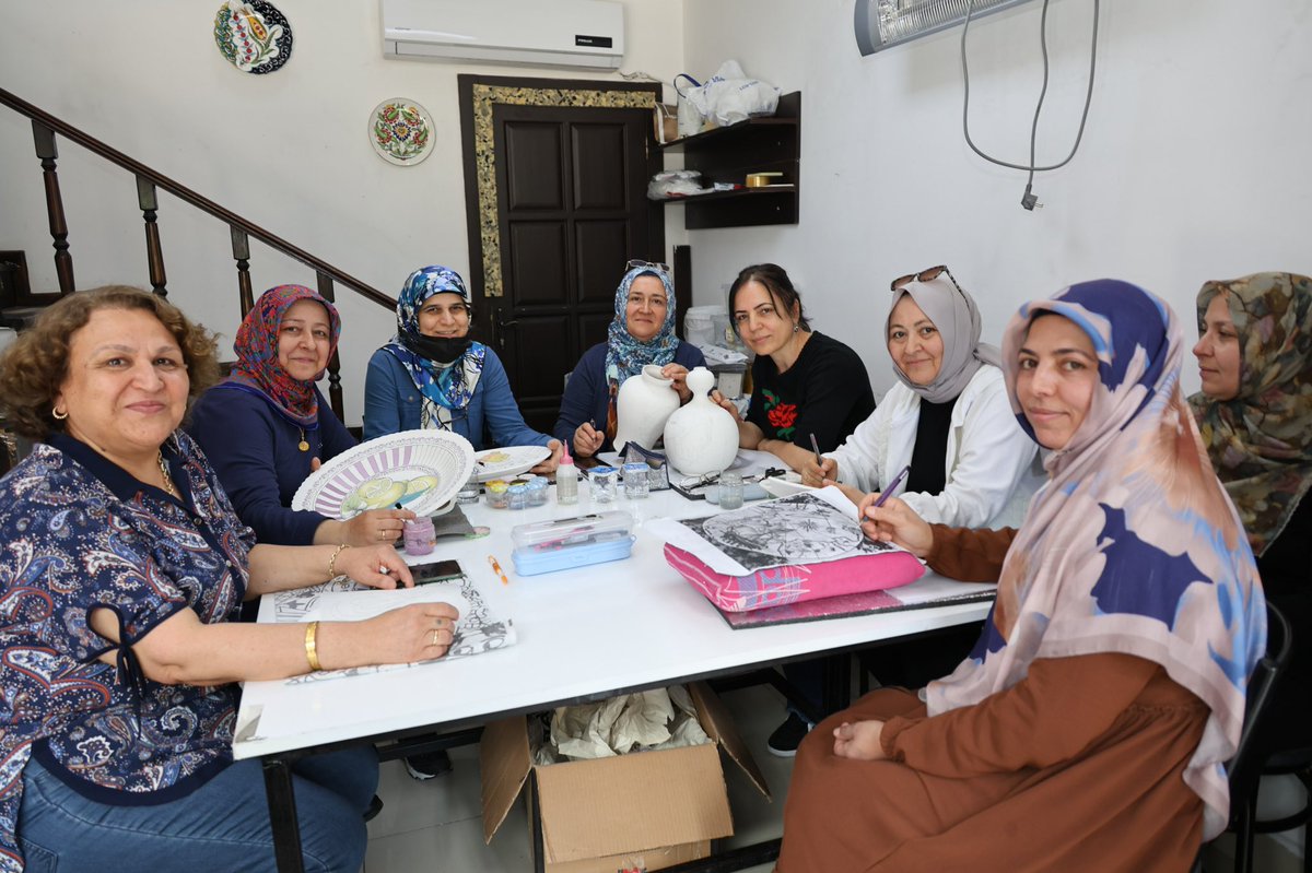 onalahmet71's tweet photo. Kadınlarımızın emeği, sabrı ve yeteneğiyle hayat bulan Çini Atölyemizi ziyaret ettik.

Belediyemiz bünyesinde faaliyet gösteren atölyemizde birbirinden güzel eserler ortaya koyan kursiyer kadınlarımızla bir araya gelerek sohbet ettik, çalışmalarını yakından inceledik. https://t.co/5yhiYBiLyJ