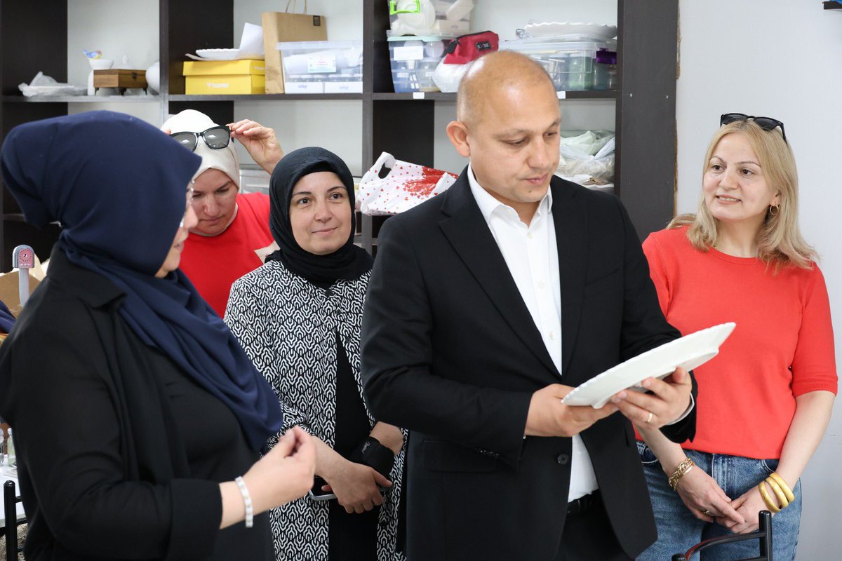 onalahmet71's tweet photo. Kadınlarımızın emeği, sabrı ve yeteneğiyle hayat bulan Çini Atölyemizi ziyaret ettik.

Belediyemiz bünyesinde faaliyet gösteren atölyemizde birbirinden güzel eserler ortaya koyan kursiyer kadınlarımızla bir araya gelerek sohbet ettik, çalışmalarını yakından inceledik. https://t.co/5yhiYBiLyJ