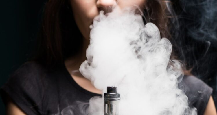 encasadeherrero's tweet photo. 🚭#FUMAR El primer caso de hemorragia pulmonar por vapeo enciende las alarmas en España.
👤Luis Herrero entrevista a Dr Emilio Salgado, médico en la Unidad de Toxicología del Clinic de Barcelona.👇👇
🔊En el #DIRECTO de #EsHERRERO
📻https://t.co/DfAtdvNKqP https://t.co/Yhex8ALXtq