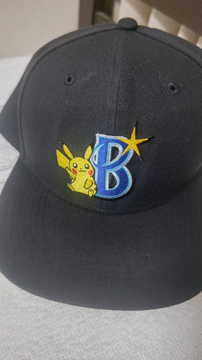 IRIA_YouTube's tweet photo. 巨人・ソフトバンクファンだけど…
可愛くてベースターズのポケモンコラボキャップ買っちゃった😂
あとスターマンのうちわも🤣

これはもう可愛いのが悪い！w https://t.co/Sh1wBtKty5