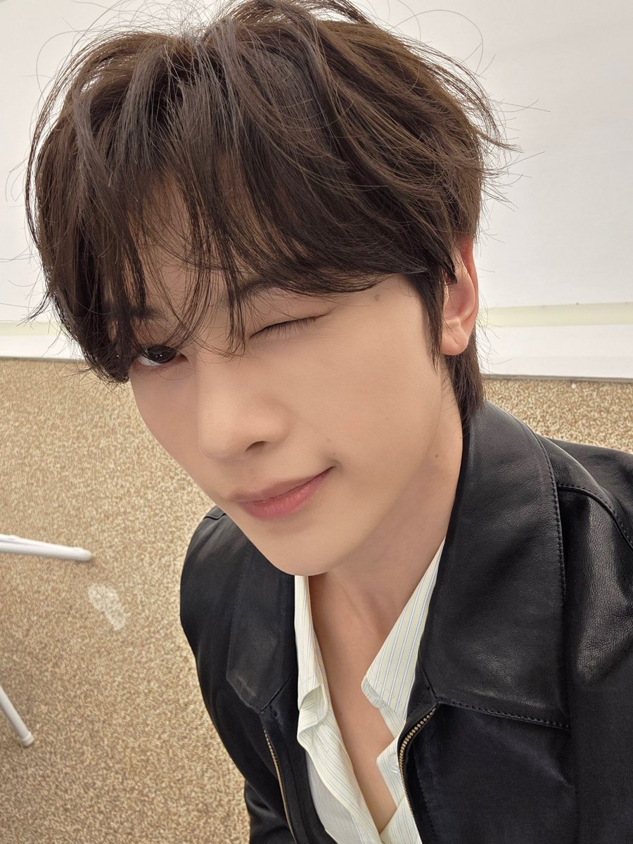 528text's tweet photo. 260601 🦊💬 11:07 PM KST

🦊 *pic*
🦊 *pic*
🦊 *pic* https://t.co/r61sDChdcr