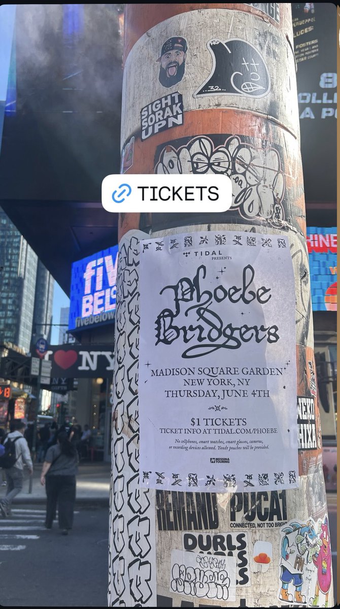 paperback_rec's tweet photo. Phoebe Bridgers最近何やってるのかなと思っていたら、マディソンスクエアガーデンでライブ？！！告知もいけてる🏄 https://t.co/1r6qK9OSkO