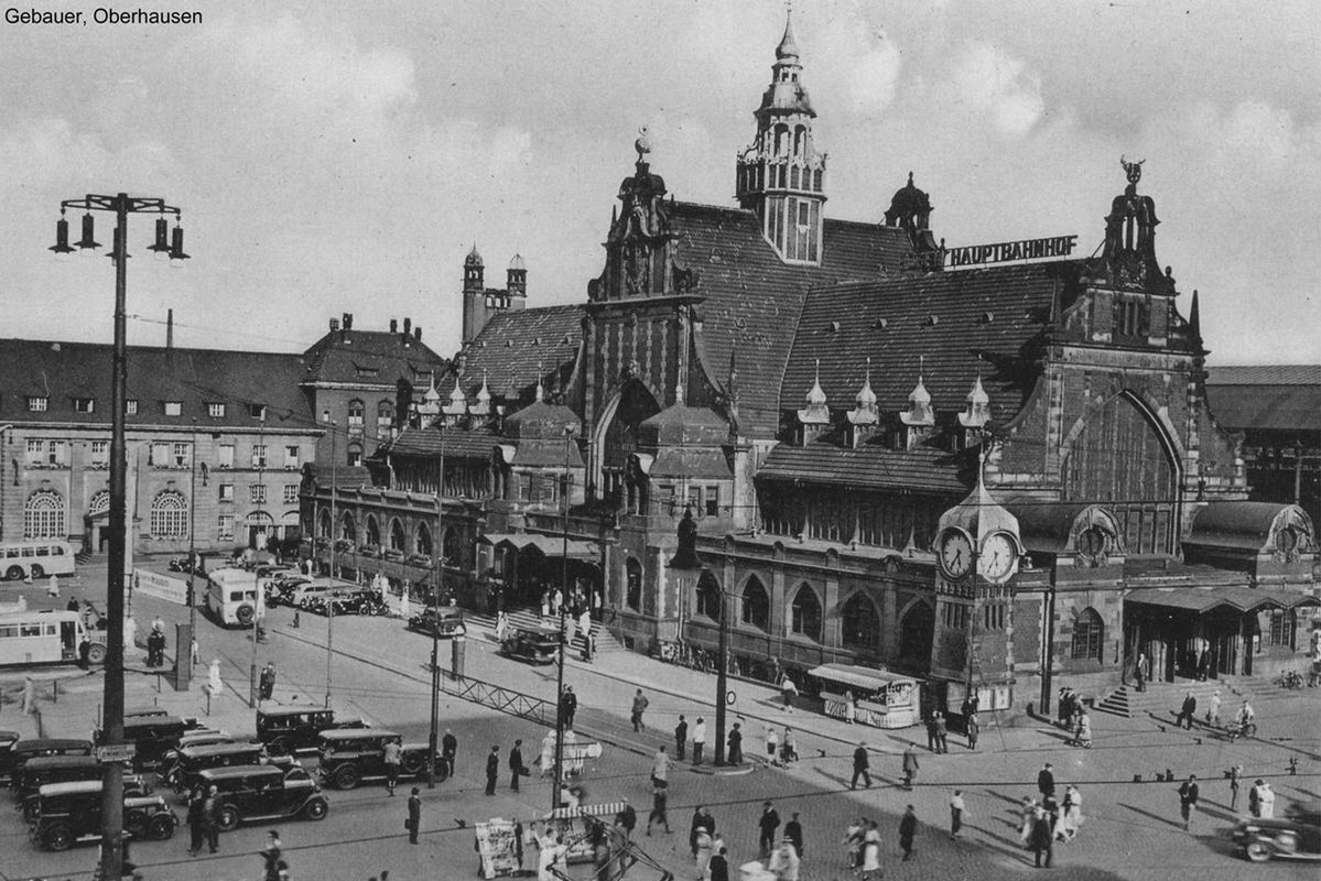SpireDomePillar's tweet photo. Essen Central Station, destroyed by Allied bombing during WWII in 1944 and 1945 (as always). This structure shows clear evidence of the #Mudflood which is probably why they didn't want it sticking around. https://t.co/jdgHv9xvFv