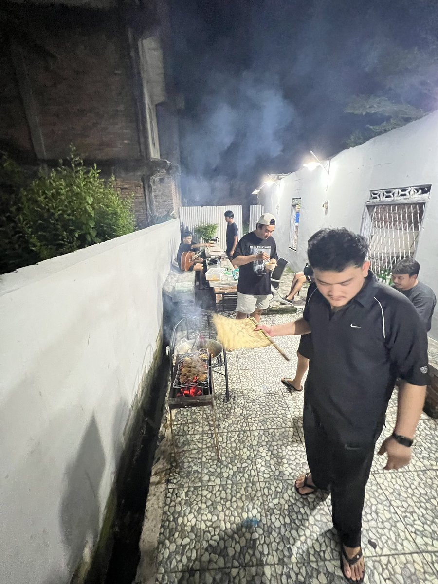 APOCALYPFORSALE's tweet photo. selamat libur panjang https://t.co/JUVpfSmMfp