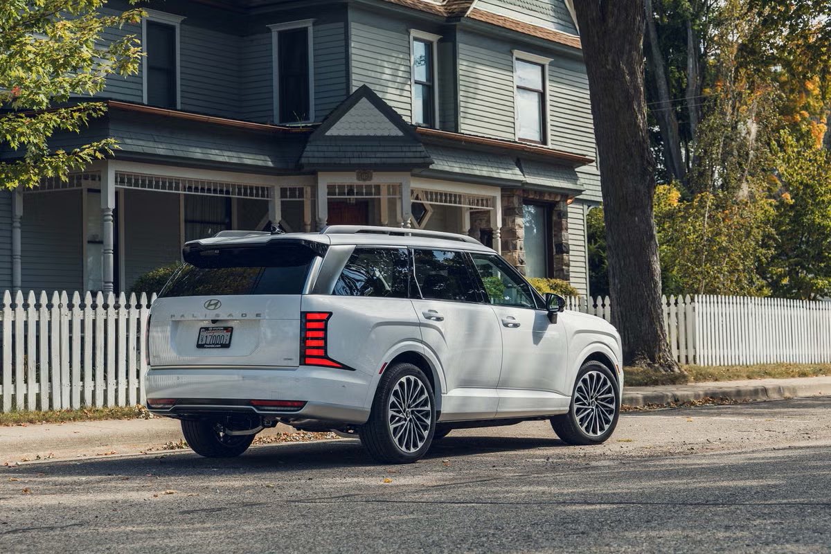 CarReviewExpert's tweet photo. The 2026 @Hyundai Palisade. It's available with 2.5 L and 3.5 L GDI turbo petrol engines. A hybrid variant of the 2.5 L engine above is also available as part of its engine lineup.
📷@assayyaratcom https://t.co/gYsBjGlR3H