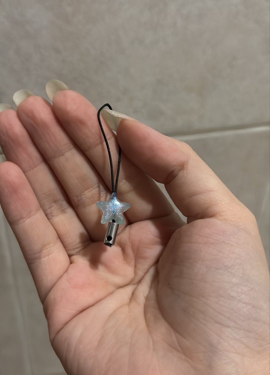 suzucottage's tweet photo. day 1 menghilangkan merch yang baru beli dibawah 6 jam WTF😭😭😭😭😭 bye bye mlg (my leon gweh) https://t.co/NV8H1LH9TT