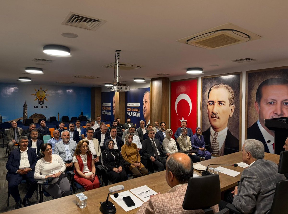 omer_iler's tweet photo. 📍AK Parti Diyarbakır İl Başkanlığı 

Haftalık olağan İl Yönetim Kurulu Toplantımızı, Milletvekilimiz Sayın Suna Kepolu Ataman'ın katılımlarıyla gerçekleştirdik. 

Mevcut saha çalışmalarımızı istişare ederek geleceğe dair planlamalarımız üzerine değerlendirmelerde bulunduk. Teşkilatımızın her kademesiyle birlik ve beraberlik içerisinde Diyarbakır'ımız için hizmet etmeye devam edeceğiz.

#Diyarbakır #TürkiyeYüzyılı #BirlikBeraberlik #SahaÇalışmaları #GüçlüTeşkilat