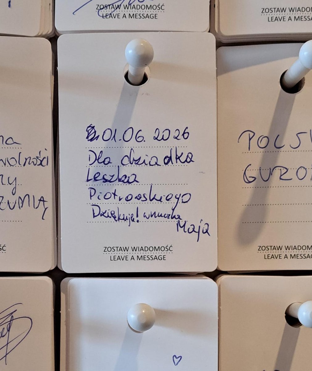 barpiotrowski's tweet photo. Moja córka była ze szkolną wycieczką w ECS. Znalazła koszule dziadka z internowania i zostawiła karteczkę. Pobeczałem się. https://t.co/7QhiLTwFOH