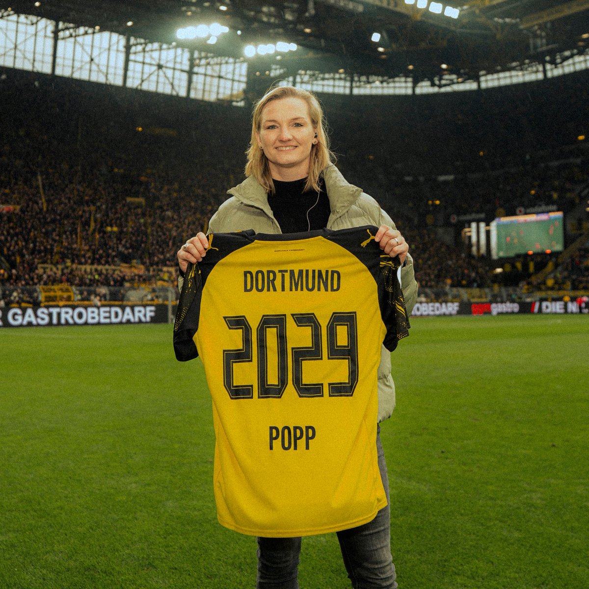 mundopelotanet's tweet photo. ❌🟡⚫️ El Borussia Dortmund Frauen NO LOGRÓ EL ASCENSO a la 2. Bundesliga, quedándose a 2 PUNTOS del Köln II por el 1° lugar de la Regionalliga West.

Recordemos que Alex Popp fichó por el BVB y tendrá que empezar su etapa en el club de su vida desde la 3° División de Alemania. https://t.co/hGI948U79j