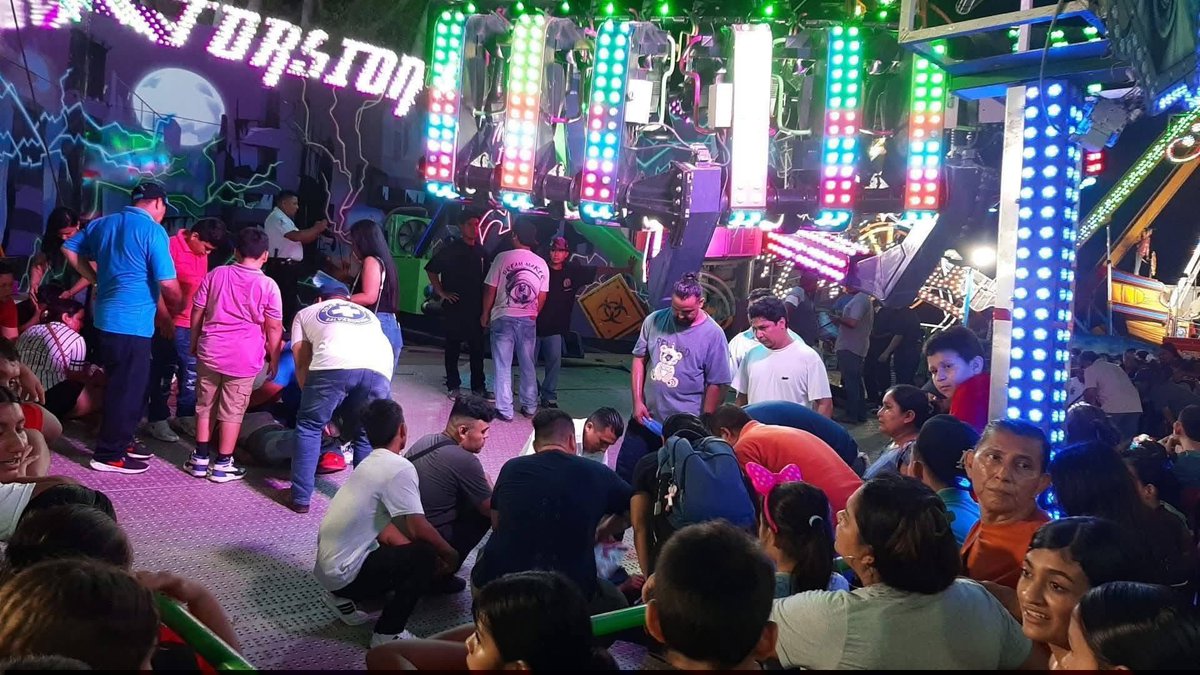 PrimiciaSV_'s tweet photo. FALLA EN JUEGO MECÁNICO DEJA PERSONAS ATRAPADAS EN ACajUTLA

Momentos de tensión se vivieron la noche de este domingo durante las fiestas patronales de Acajutla, Sonsonate, luego de que uno de los aparatos mecánicos instalados en el campo de la feria sufriera una avería https://t.co/wLOY9zGj01