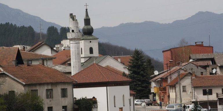 Mostar55581's tweet photo. @VB_Longneck_ @FORTRESSMAXXING @_heretichunter They destroyed every mosque their soldiers could reach, and the ones they couldnt reach, they destroyed with artillery fire. Here's an example from our town, they destroyed our mosque, while we protected their church throughout the entire war. That's the difference between us. https://t.co/DVRWCB2WPh