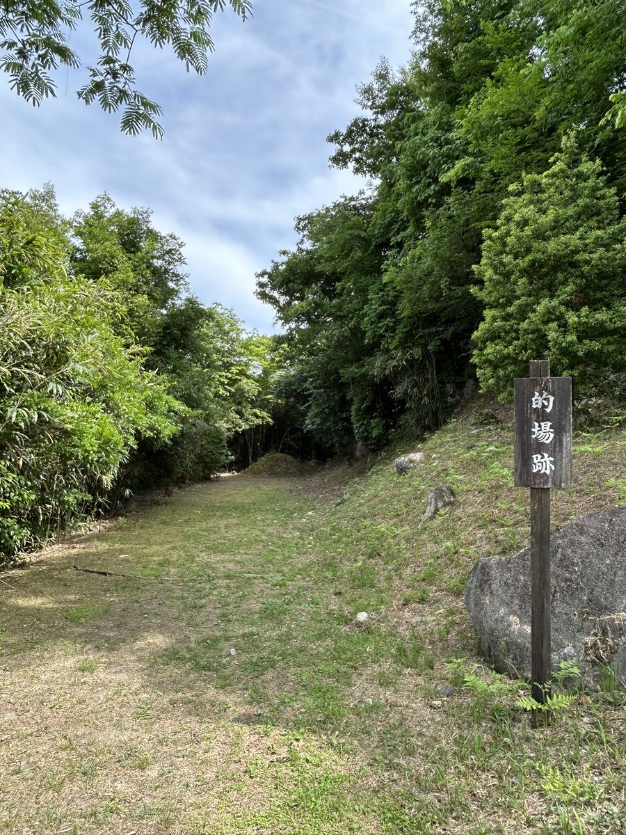 Fukucoco1's tweet photo. #苗木城築城500年記念式典トークショー　午後のフィールドにも参加。初めての苗木城。午前の小和田先生、中井先生、響くんのトークを拝聴した上で、午後からは中井先生に現地を解説して頂けるというスペシャル。見所たくさん！岩を囲み込んでいる唯一無二の天守台、圧巻の眺望！めちゃ良き城でした。 https://t.co/pAnknkfSUN