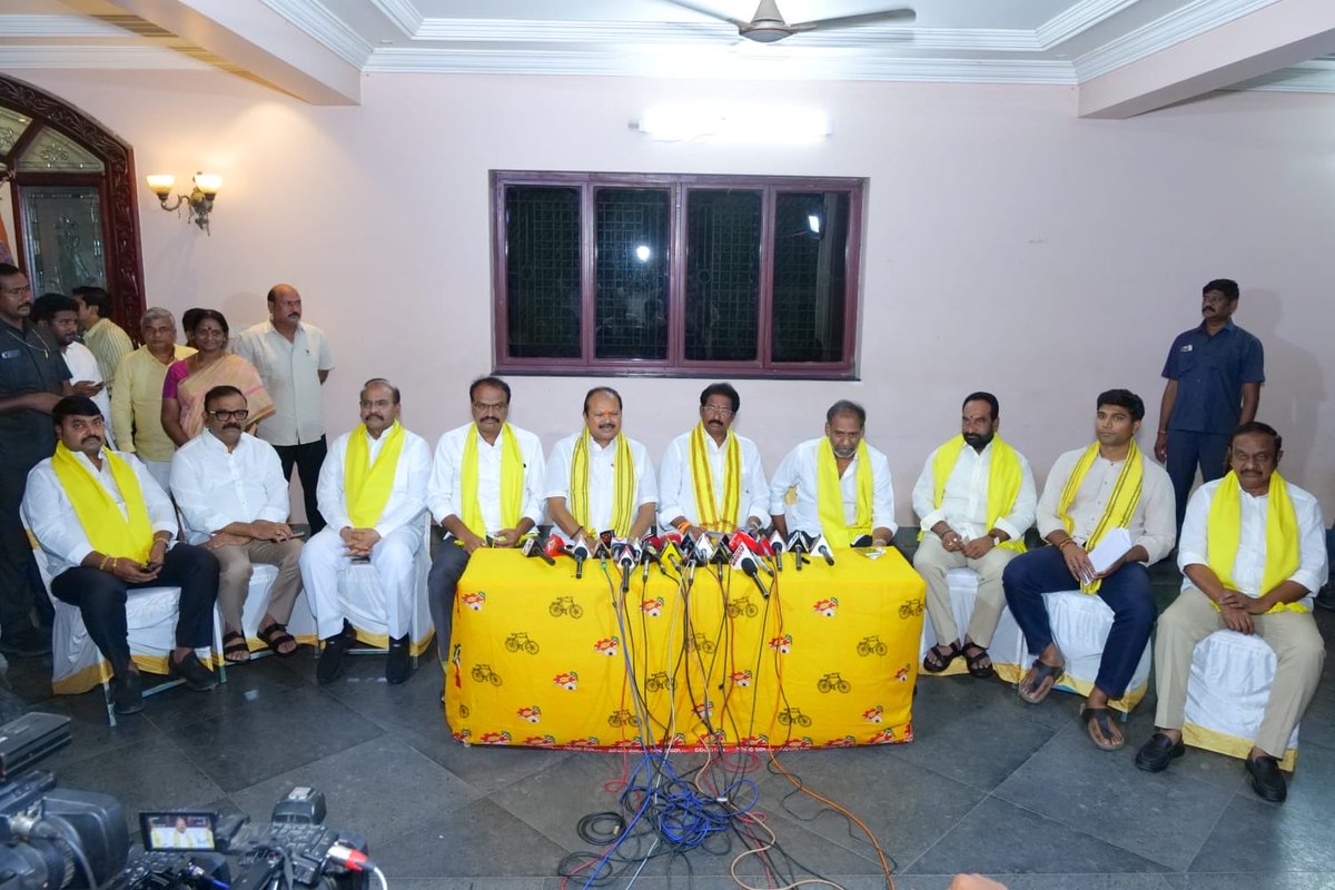 KLNTDP's tweet photo. గుంటూరులో మా స్వగృహంలో నిర్వహించిన ఆత్మీయ డిన్నర్ మీట్‌లో మంత్రి శ్రీ గొట్టిపాటి రవికుమార్ గారు, ప్రజాప్రతినిధులు పాల్గొన్నారు.

జిల్లా ప్రజా సమస్యల పరిష్కారంపై చర్చించాము. ఇన్‌చార్జ్ మంత్రి సహకారంతో సమస్యల పరిష్కారానికి చర్యలు తీసుకుంటామని తెలిపాము. శ్రీ నారా లోకేష్ గారి పిలుపు మేరకు ప్రజల సమస్యల పరిష్కారమే మా లక్ష్యమని పేర్కొన్నాము.

“ప్రజా సమస్యల పరిష్కారమే మా ధ్యేయం.. అభివృద్ధి, పారదర్శక పాలనకే మా ప్రభుత్వం కట్టుబడి ఉంది.”

#IdhiManchiPrabhutvam #Sattenapalle #Palnadu #AndhraPradesh